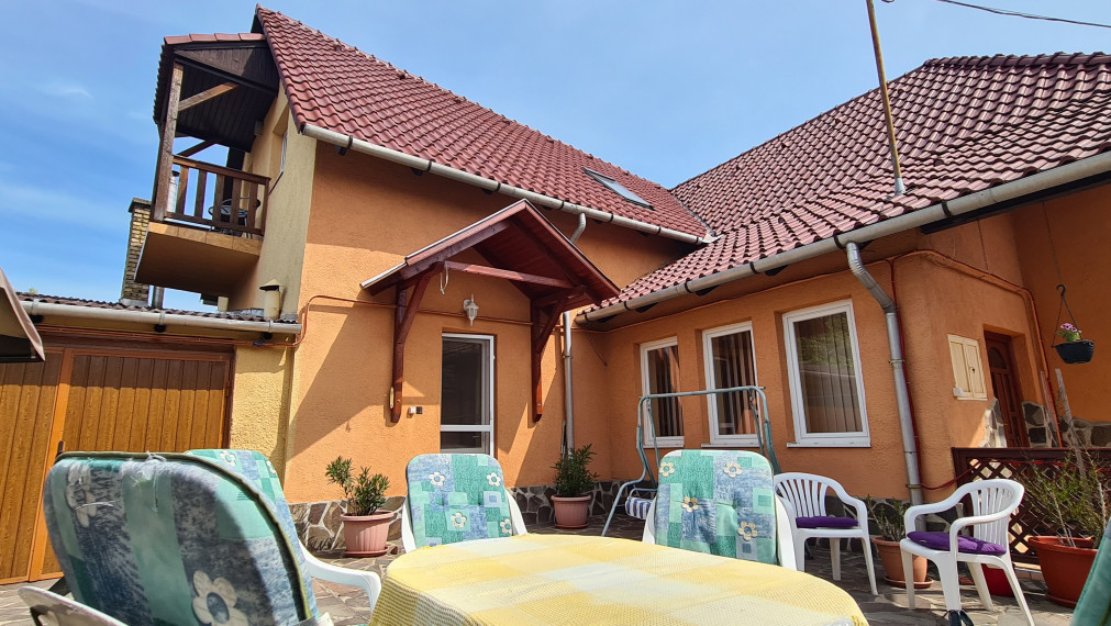 Znížená cena! Sátoraljaújhely - 6 izbový rodinný dom pre náročných v centre so súkromím