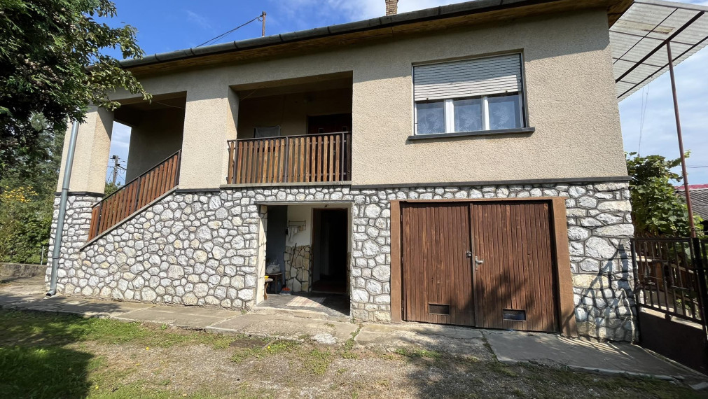 PERKUPA- 5 izbový poschodový dom v pôvodnom stave