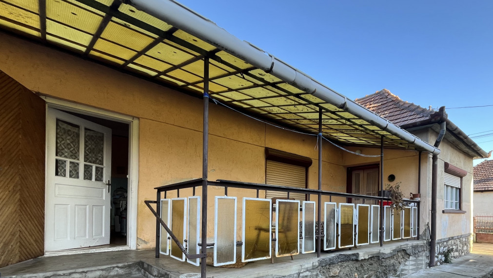 Felsőtelekes trojizbový dom s terasou a veľkým pozemkom