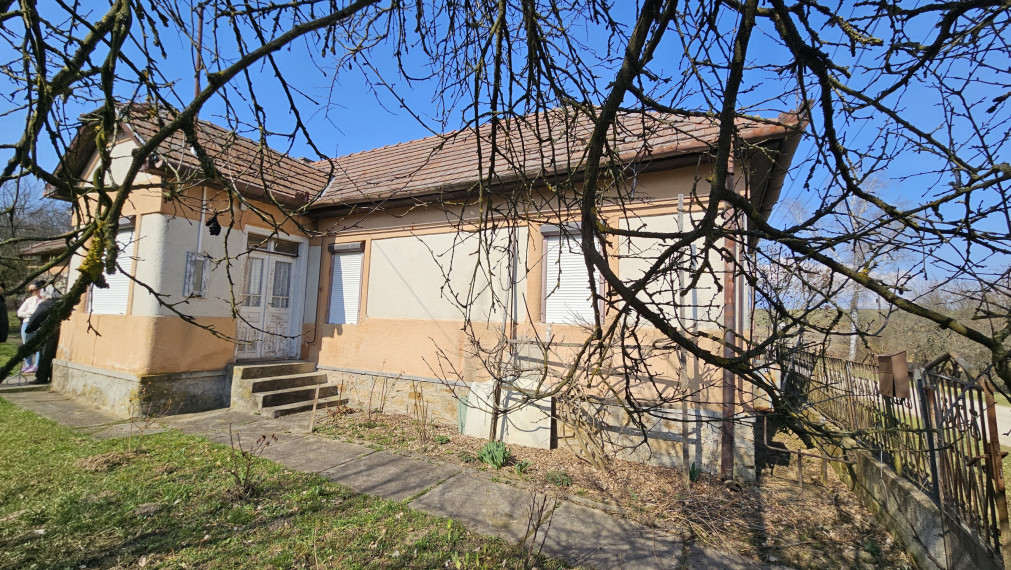 Alsótelekes pekný zachovalý  3 izbový dom