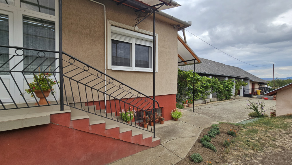 Forro - 3 izbový RD, výborný stav, 0,5ha pozemok,  dva domy na pozemku