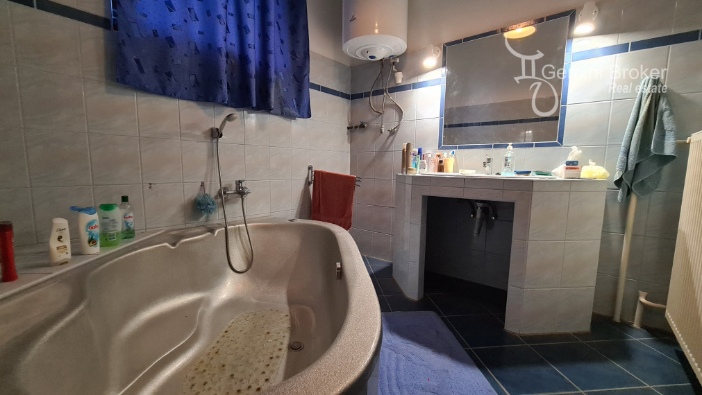 Sátoraljaújhely - 7 izbový  3 generačný rodinný dom v centre