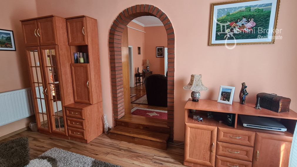 Znížená cena! Sátoraljaújhely - 6 izbový rodinný dom pre náročných v centre so súkromím