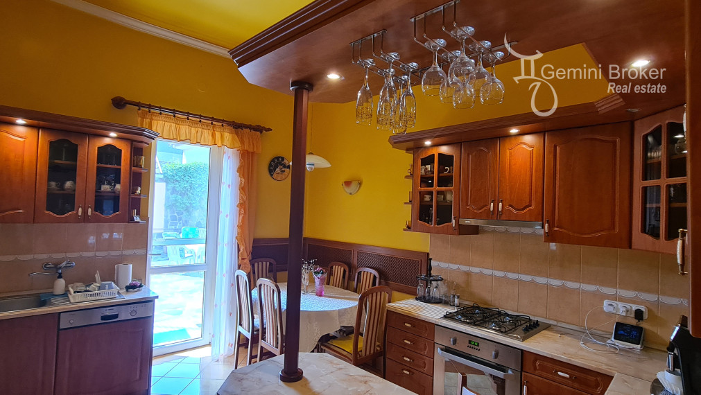 Znížená cena! Sátoraljaújhely - 6 izbový rodinný dom pre náročných v centre so súkromím