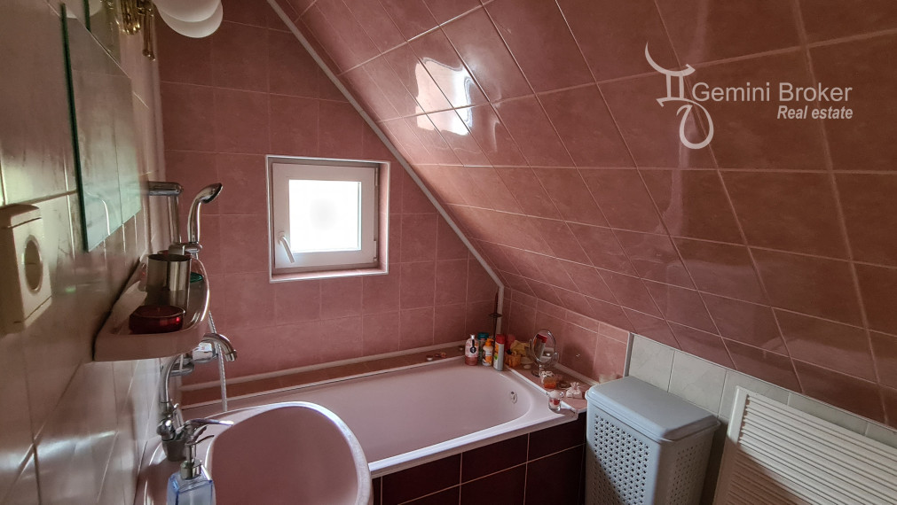 Znížená cena! Sátoraljaújhely - 6 izbový rodinný dom pre náročných v centre so súkromím