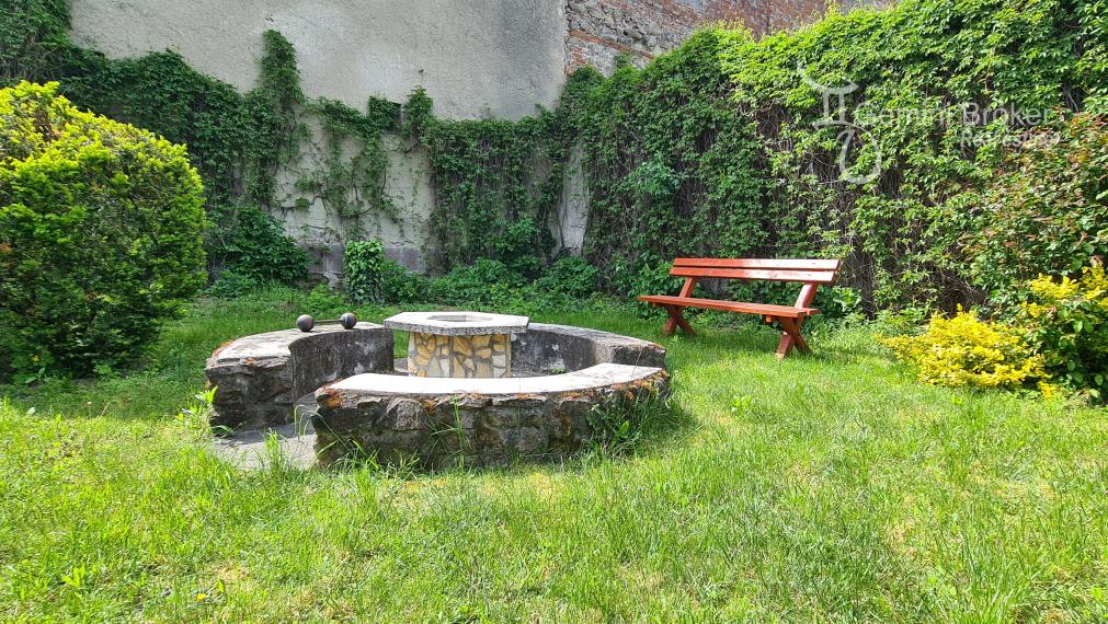 Znížená cena! Sátoraljaújhely - 6 izbový rodinný dom pre náročných v centre so súkromím