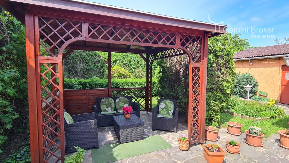 Znížená cena! Sátoraljaújhely - 6 izbový rodinný dom pre náročných v centre so súkromím