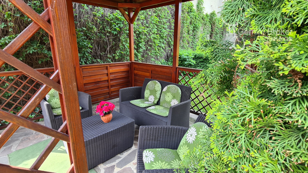 Znížená cena! Sátoraljaújhely - 6 izbový rodinný dom pre náročných v centre so súkromím