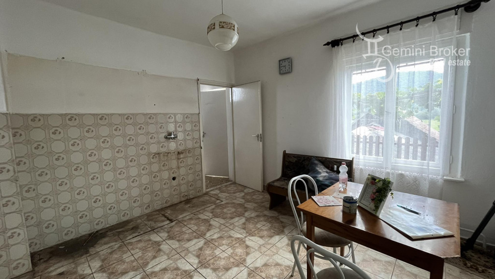 PERKUPA- 5 izbový poschodový dom v pôvodnom stave