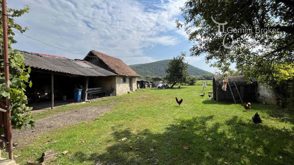 PERKUPA- 5 izbový poschodový dom v pôvodnom stave