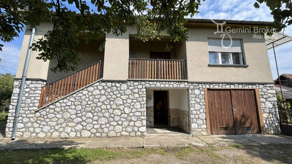 PERKUPA- 5 izbový poschodový dom v pôvodnom stave