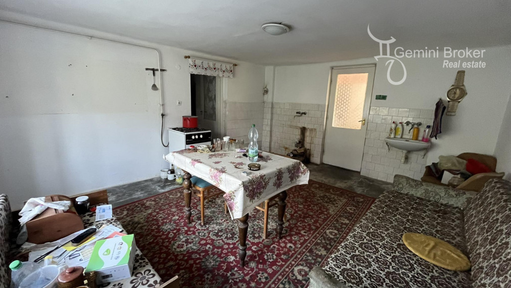 PERKUPA- 5 izbový poschodový dom v pôvodnom stave