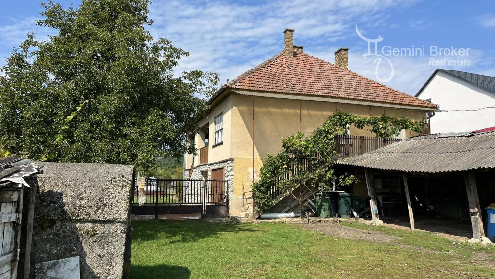 PERKUPA- 5 izbový poschodový dom v pôvodnom stave