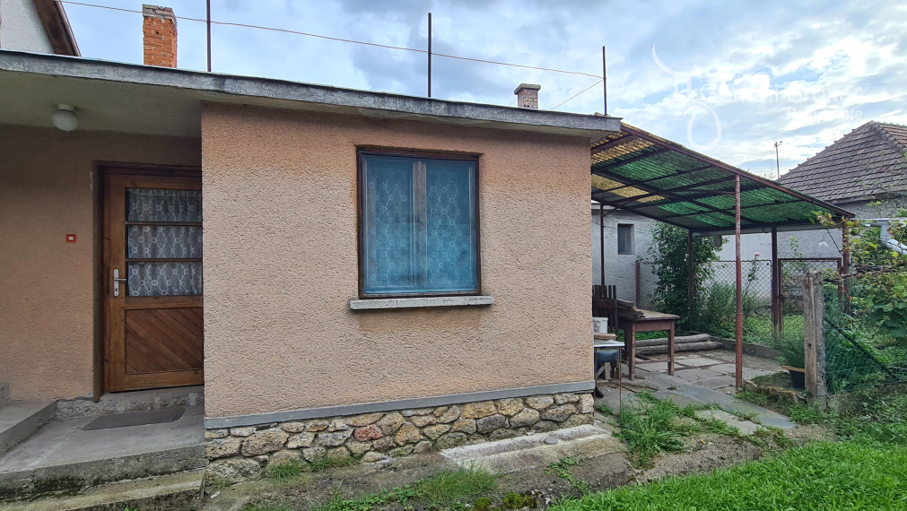 Füzérkomlós 2a1/2 izbový vidiecky dom s veľkou záhradou a stodolou