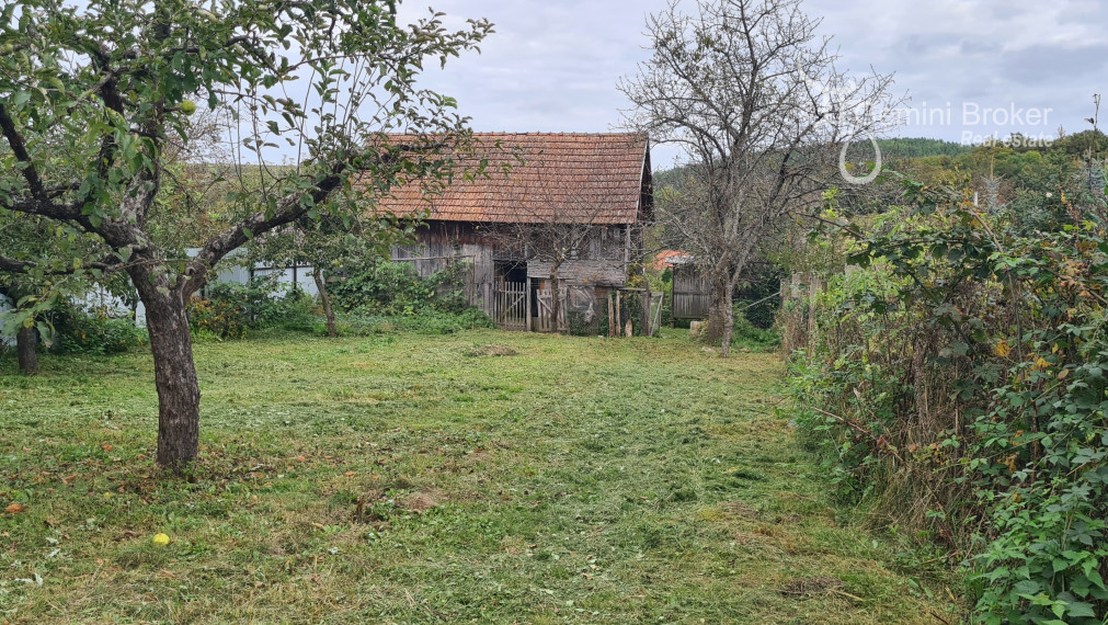 Füzérkomlós 2a1/2 izbový vidiecky dom s veľkou záhradou a stodolou