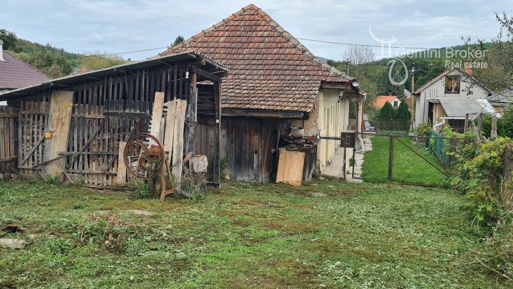 Füzérkomlós 2a1/2 izbový vidiecky dom s veľkou záhradou a stodolou