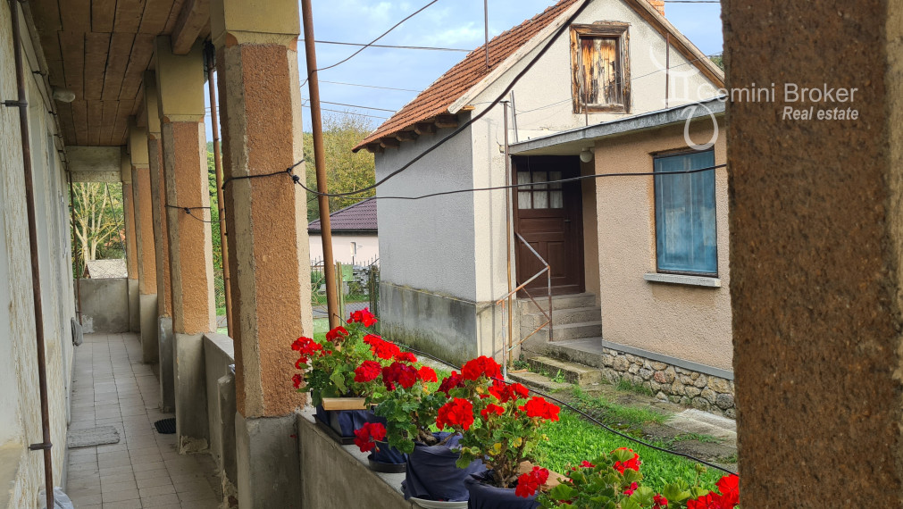 Füzérkomlós 2a1/2 izbový vidiecky dom s veľkou záhradou a stodolou