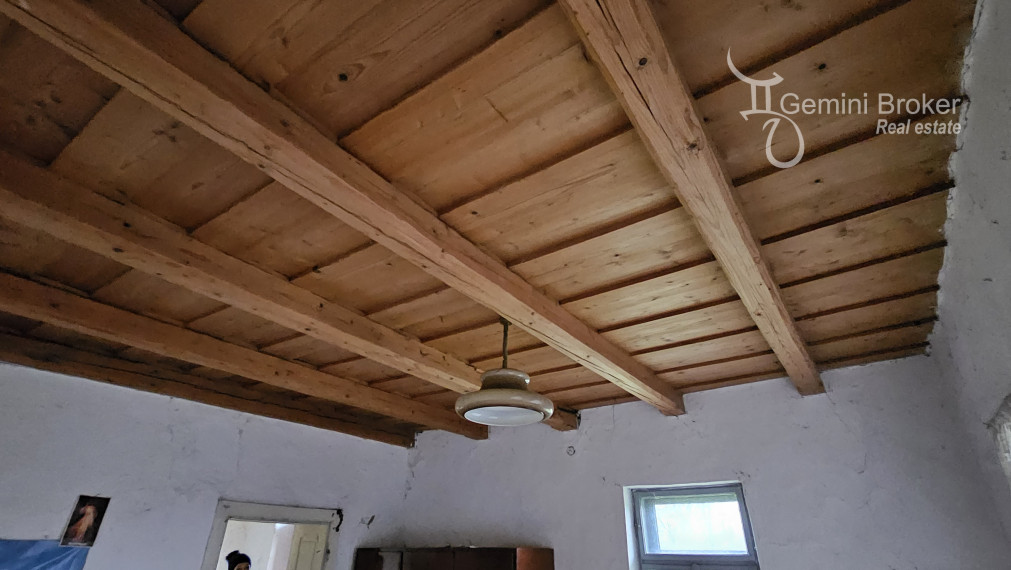 Vilyvitány - gazdovský dom v pôvodnom stave s veľkým pozemkom