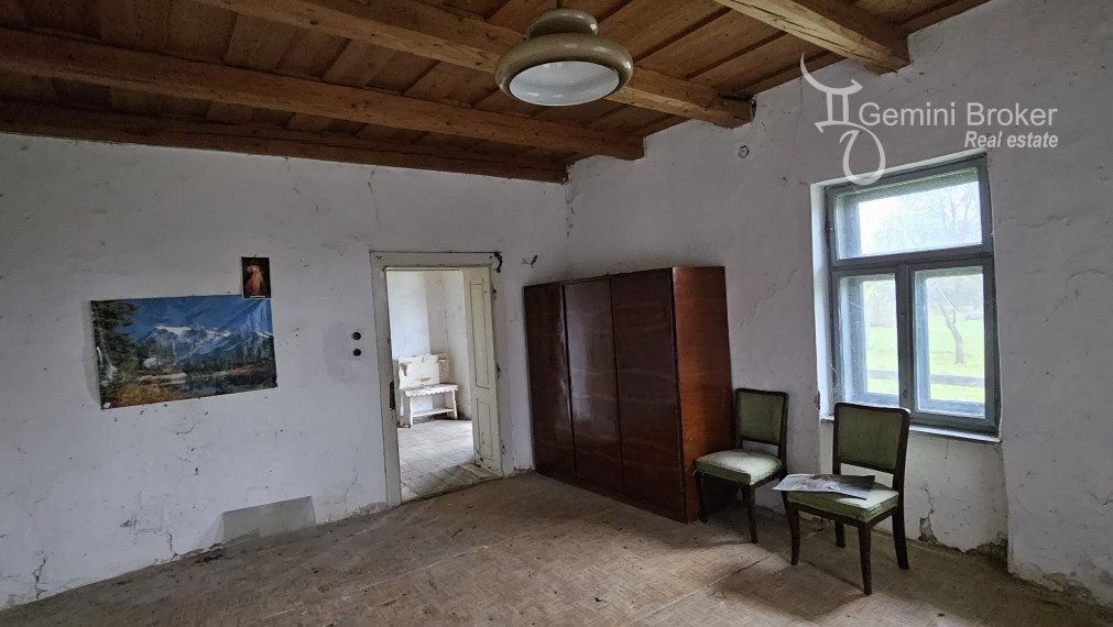 Vilyvitány - gazdovský dom v pôvodnom stave s veľkým pozemkom