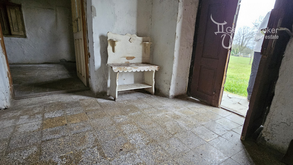 Vilyvitány - gazdovský dom v pôvodnom stave s veľkým pozemkom