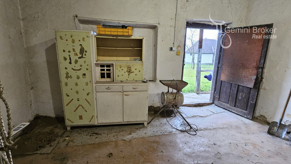 Vilyvitány - gazdovský dom v pôvodnom stave s veľkým pozemkom