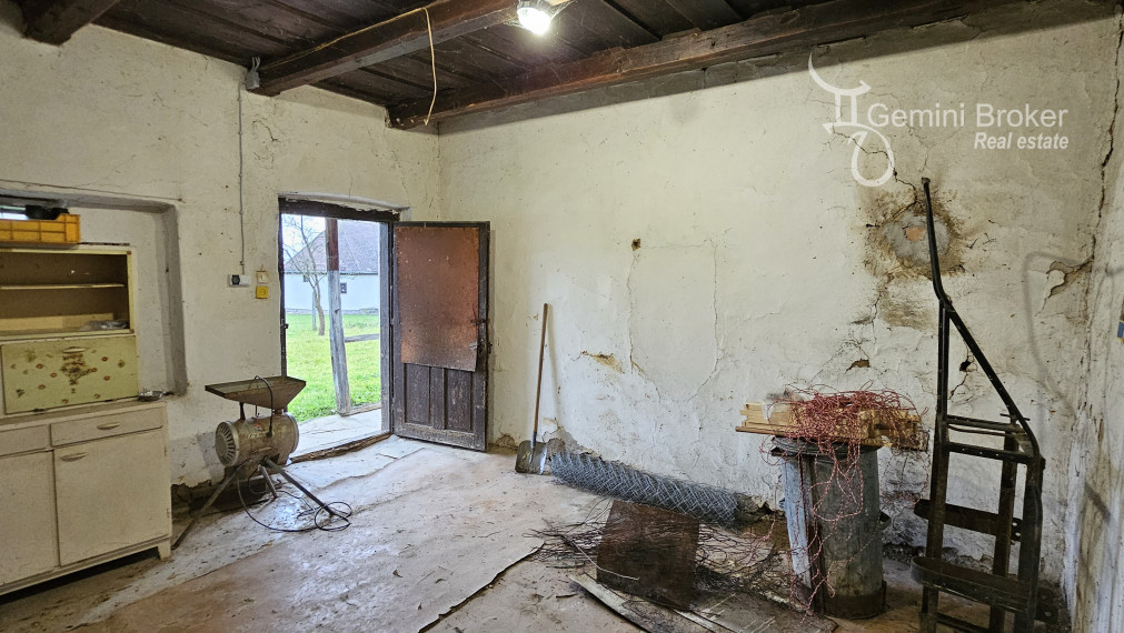 Vilyvitány - gazdovský dom v pôvodnom stave s veľkým pozemkom