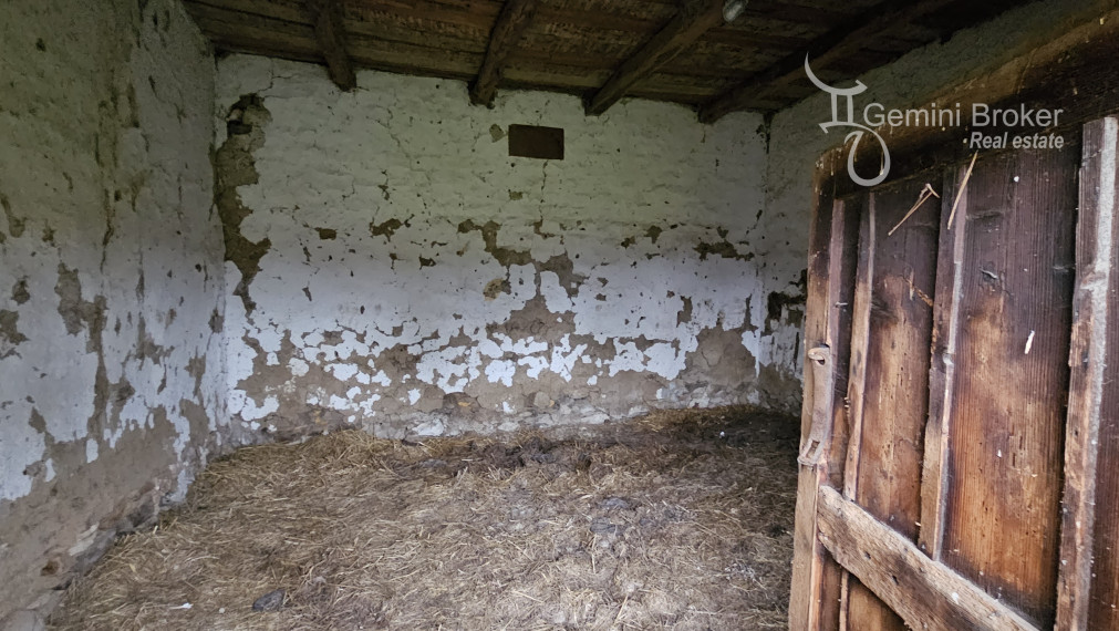 Vilyvitány - gazdovský dom v pôvodnom stave s veľkým pozemkom