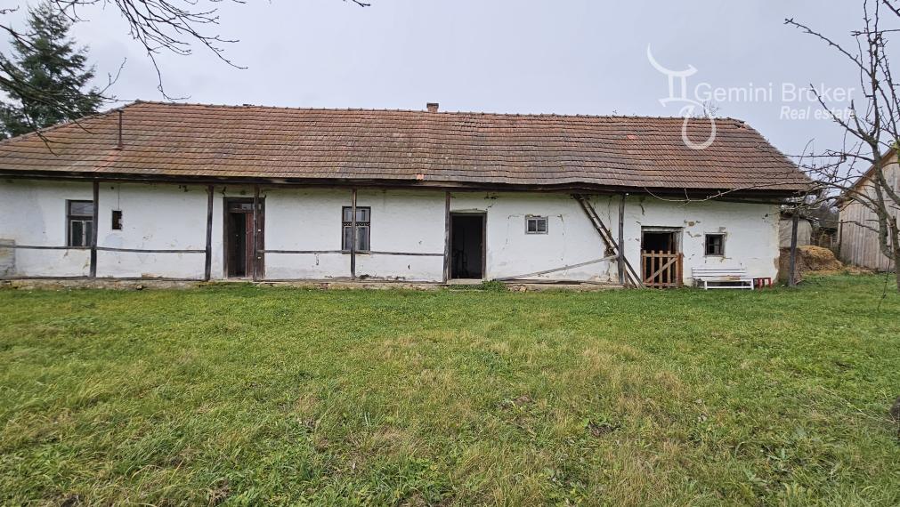 Vilyvitány - gazdovský dom v pôvodnom stave s veľkým pozemkom