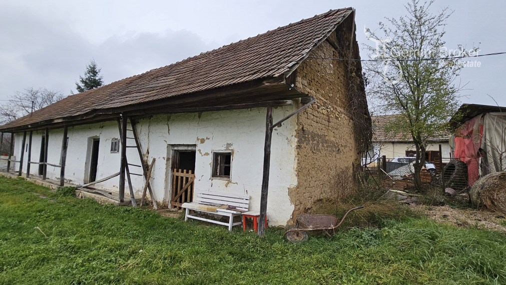 Vilyvitány - gazdovský dom v pôvodnom stave s veľkým pozemkom