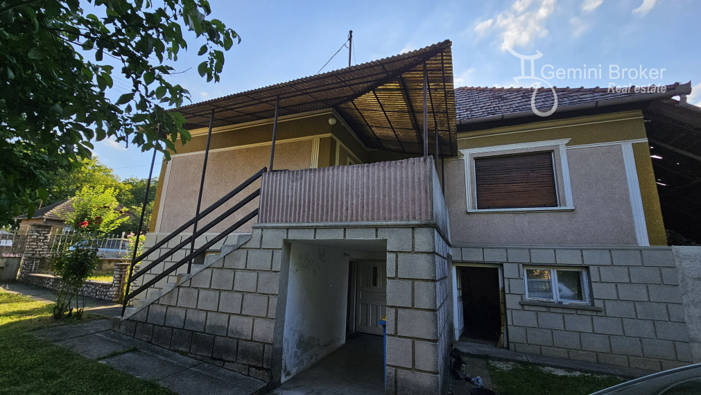 Perkupa - 3 izbový rodinný dom vo výbornom stave na krásnom pozemku 27á