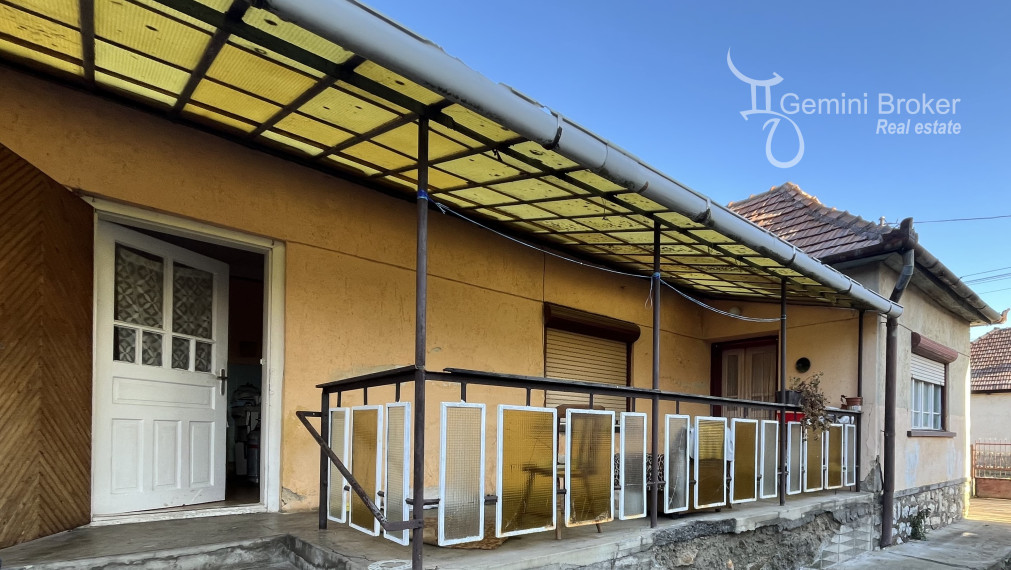 Felsőtelekes trojizbový dom s terasou a veľkým pozemkom