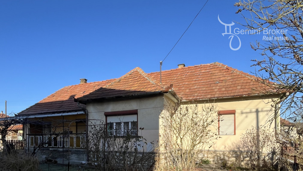 Felsőtelekes trojizbový dom s terasou a veľkým pozemkom