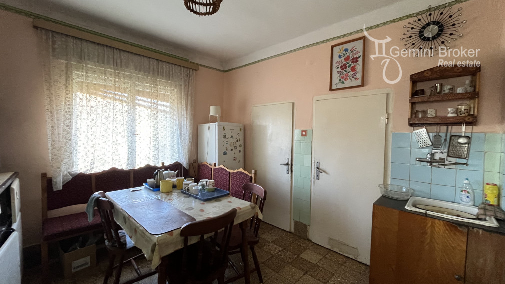 Felsőtelekes trojizbový dom s terasou a veľkým pozemkom