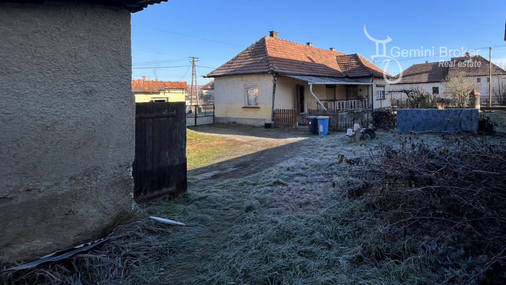 Felsőtelekes trojizbový dom s terasou a veľkým pozemkom