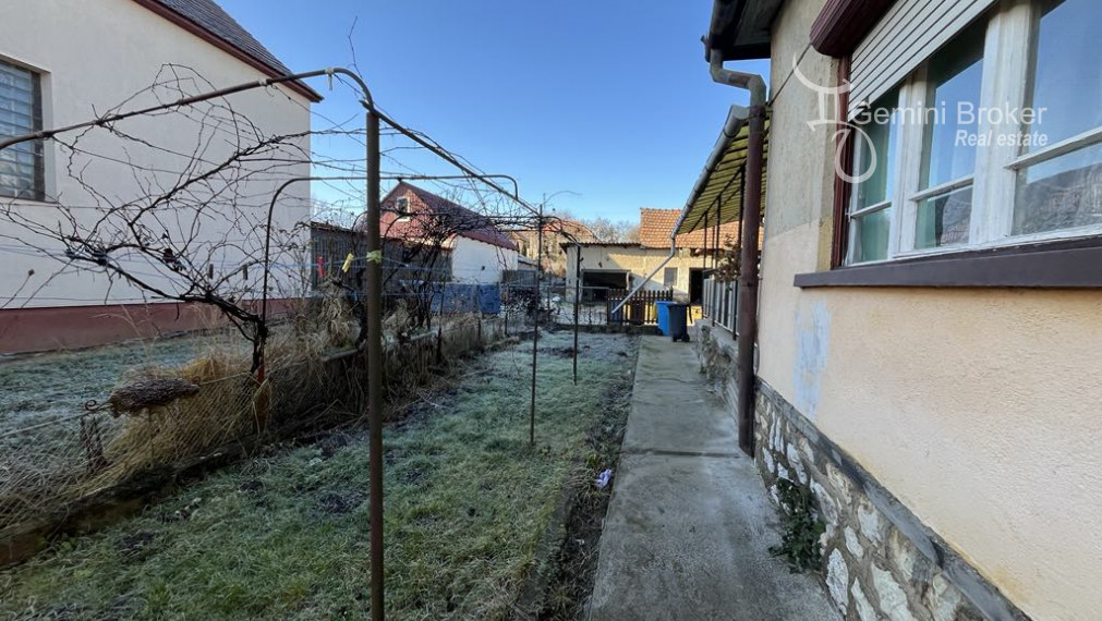 Felsőtelekes trojizbový dom s terasou a veľkým pozemkom