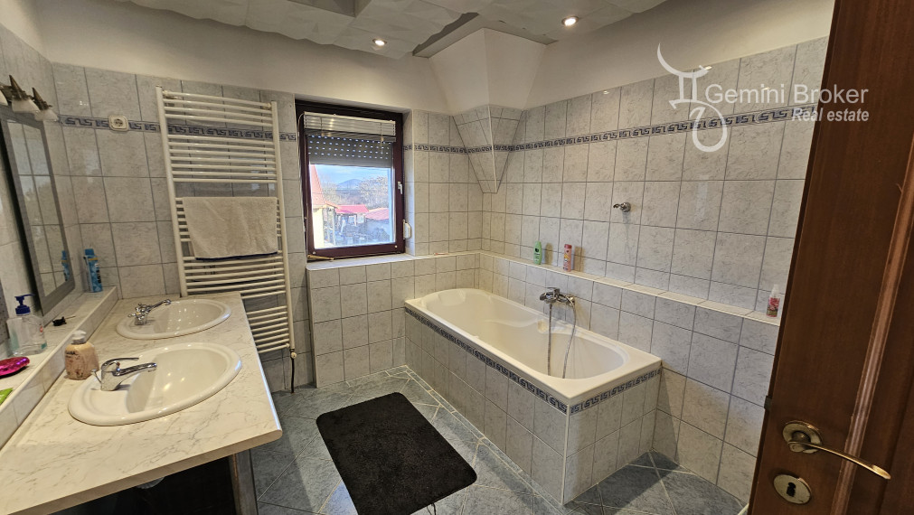 Sátoraljaújhely - Slovenské Nové Mesto - veľký rodinný dom s podnikaním