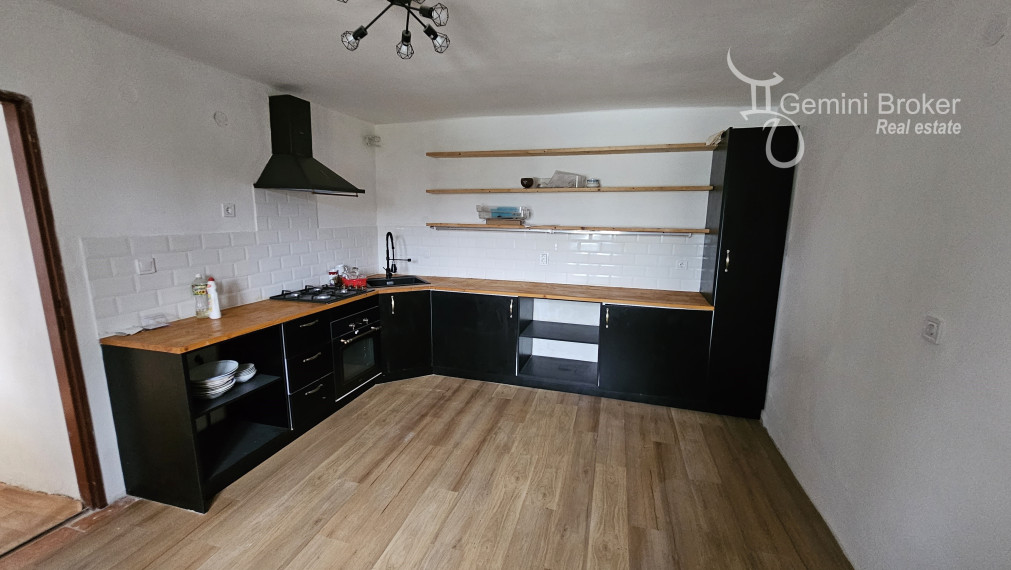 GEMINIBROKER Vám ponúka útulný dvojizbový dom v obci Nyíri v tichej uličke