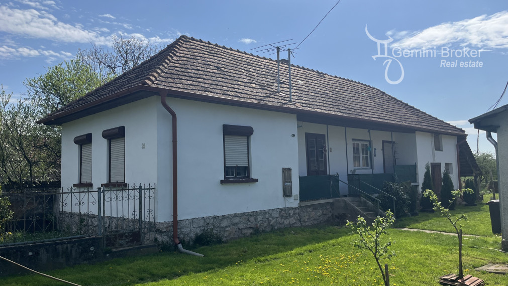 Komjáti - dva domy na jedom pozemku