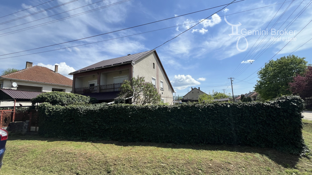 Szögliget - 7 izbový dvojgeneračný poschodový rodinný dom