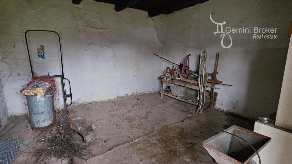 Vilyvitány - gazdovský dom v pôvodnom stave s veľkým pozemkom