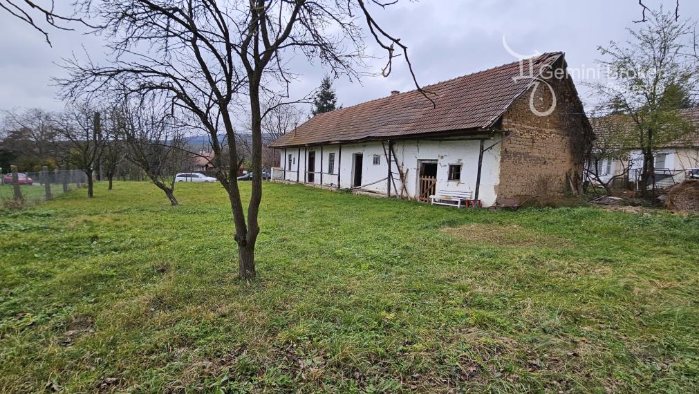 Vilyvitány - gazdovský dom v pôvodnom stave s veľkým pozemkom