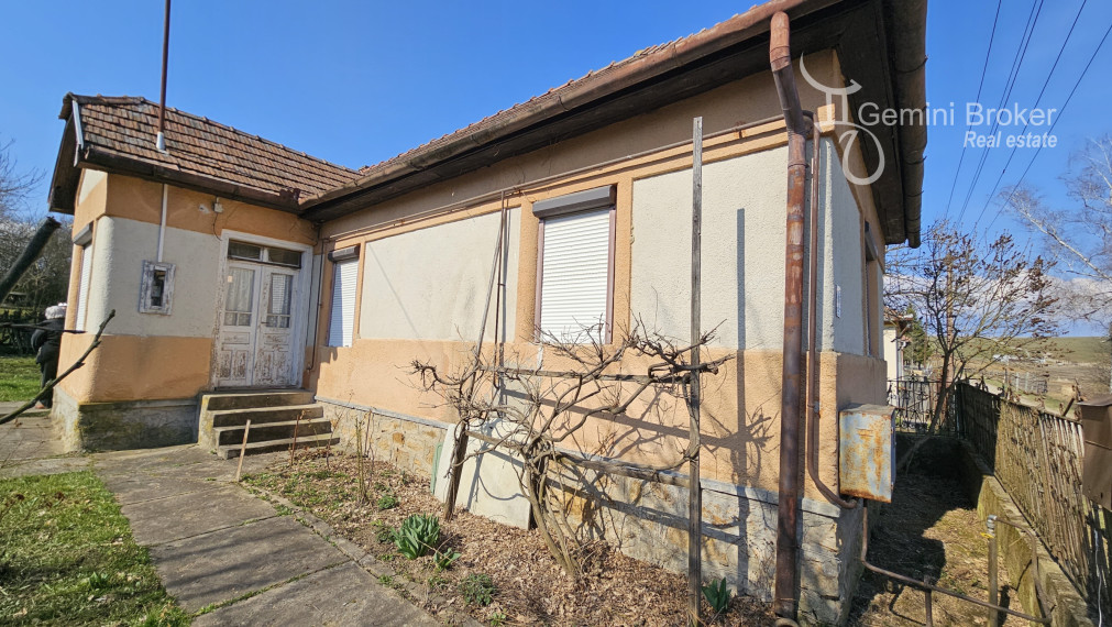 Alsótelekes pekný zachovalý  3 izbový dom