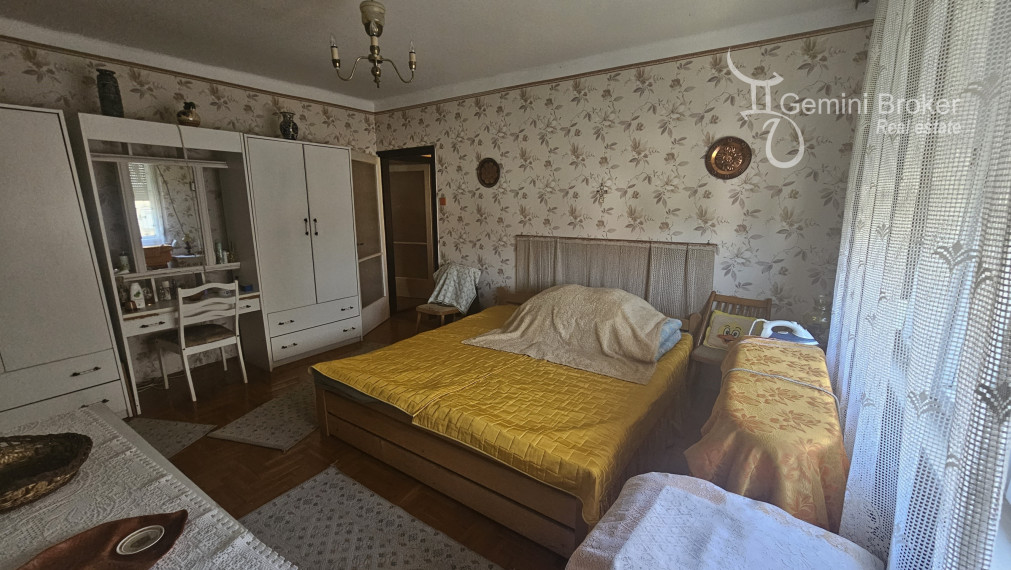Forró - zachovalý 4 izbový  rodinný dom s pivnicou aj na trvalé bývanie