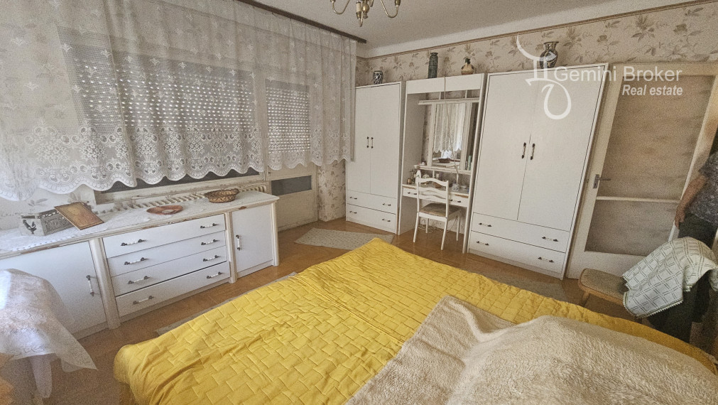 Forró - zachovalý 4 izbový  rodinný dom s pivnicou aj na trvalé bývanie