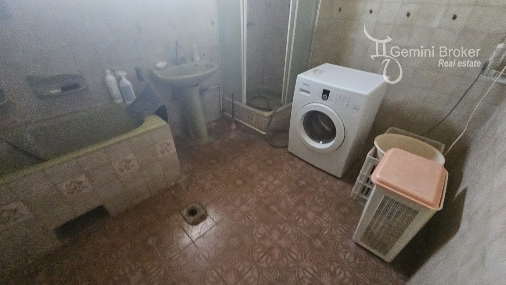 Forró - zachovalý 4 izbový  rodinný dom s pivnicou aj na trvalé bývanie