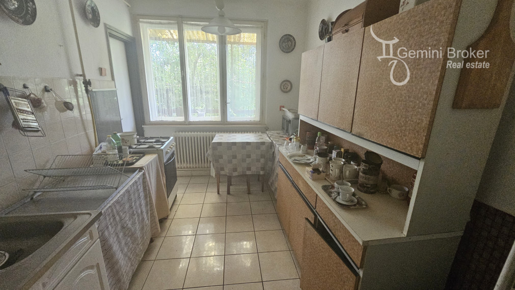 Forró - zachovalý 4 izbový  rodinný dom s pivnicou aj na trvalé bývanie