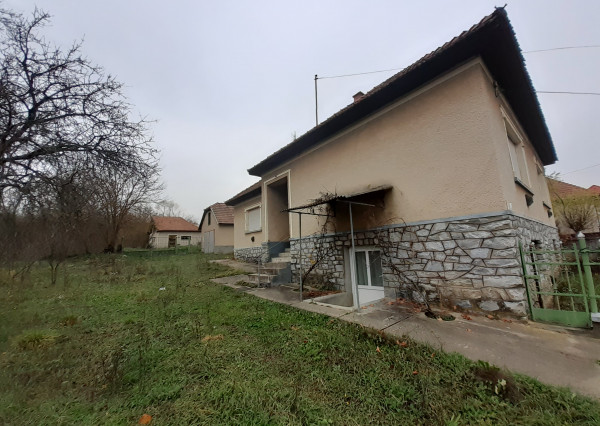 GALVÁCS - pekný 3i RD s garážou pri jazere