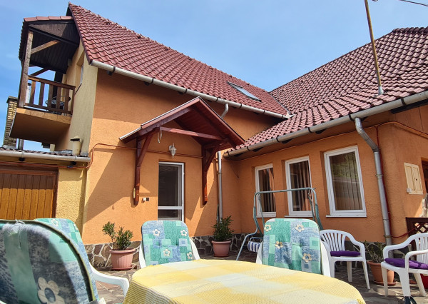 Znížená cena! Sátoraljaújhely - 6 izbový rodinný dom pre náročných v centre so súkromím