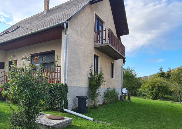 HOLLÓHÁZA - 4 izbový dom vhodný na bývanie, tiché prostredie, krásny výhľad