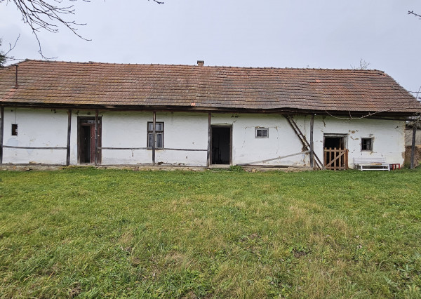 Vilyvitány - gazdovský dom v pôvodnom stave s veľkým pozemkom